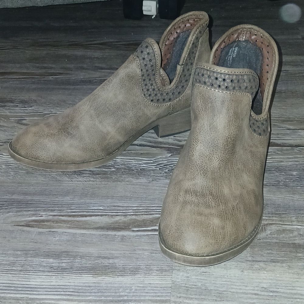 Jellypop  Santos distressed tan brown ankle boots  booties slip-on  Sz 8.5 EUC